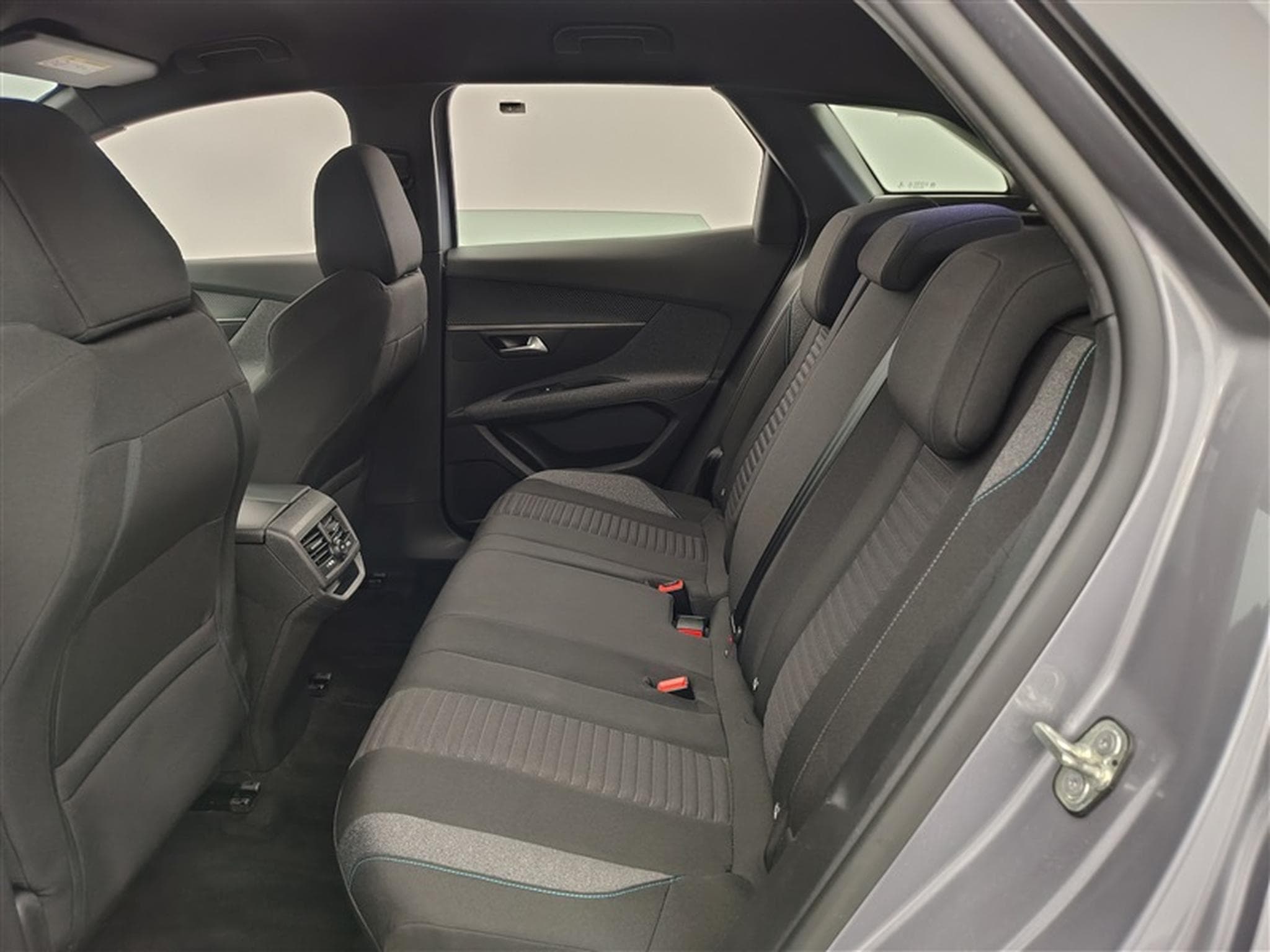Peugeot 3008 1.2 PureTech 130cv EAT8 Active Pack NAVI / FULL LED / CAMERA (2023) - Photo 13