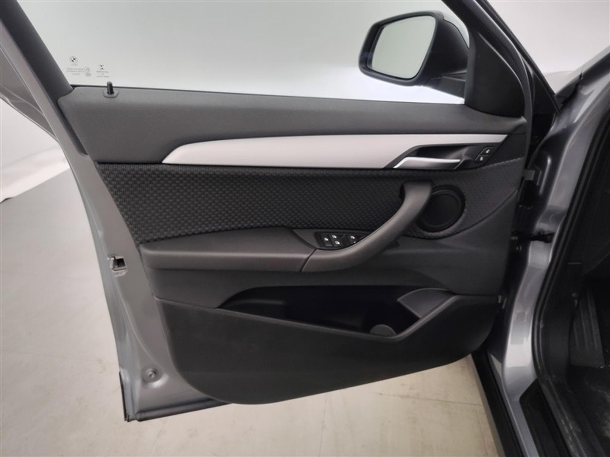 BMW X2 1.5i sDrive18 Business NAVI/FULL LED/TO PANO/JA17/PDC/CAMERA (2022) - Photo 17