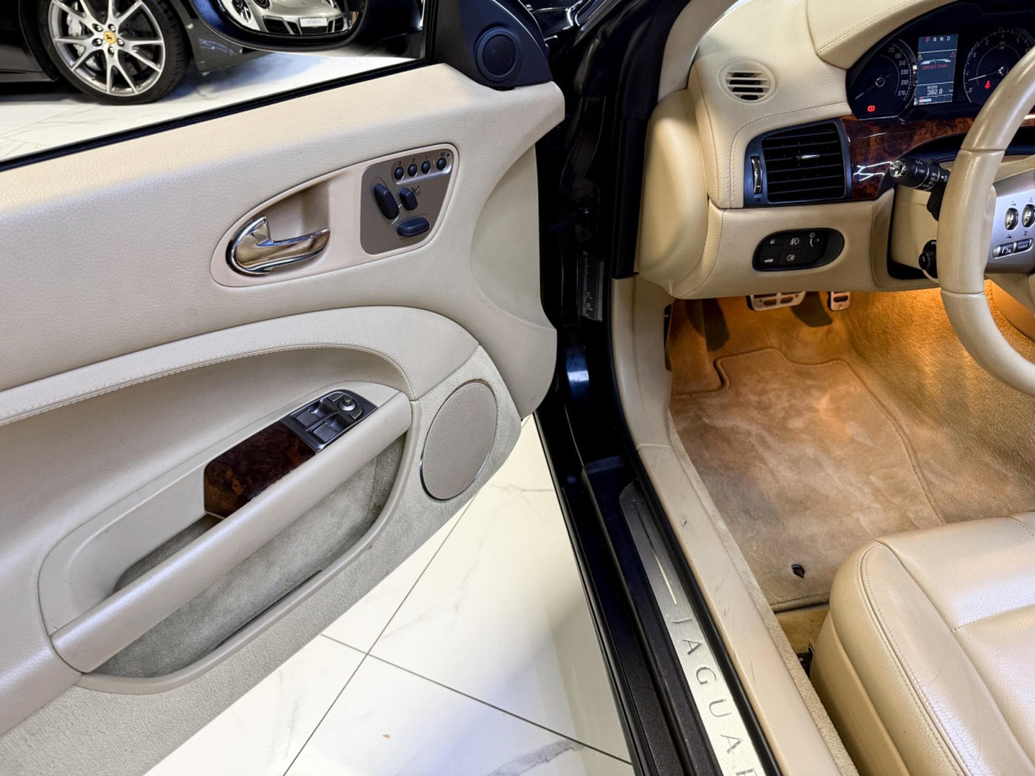 Jaguar XK 3.5 V8 Convertible (2009) - Photo 11