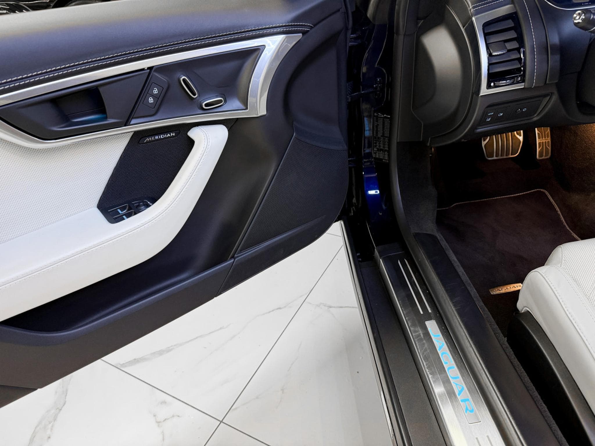 Jaguar F-Type P300 Cabriolet R-Dynamic / Meridian / LED / 1.Hand (2021) - Photo 11
