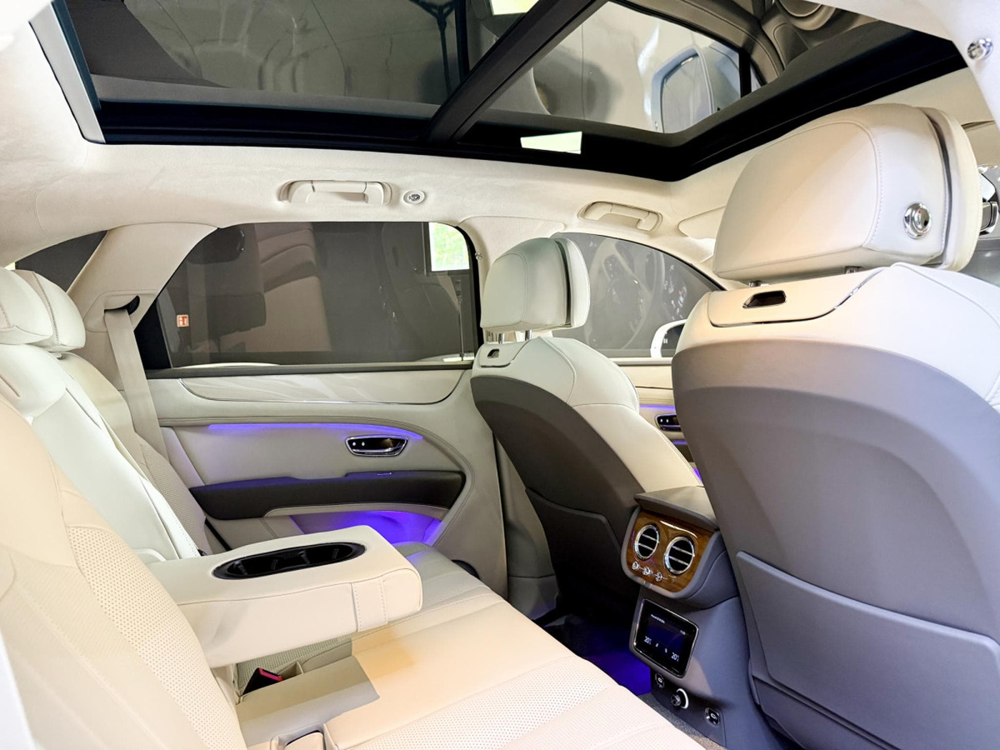 Bentley Bentayga 4.0 V8 S CARBON (2023) - Photo 14