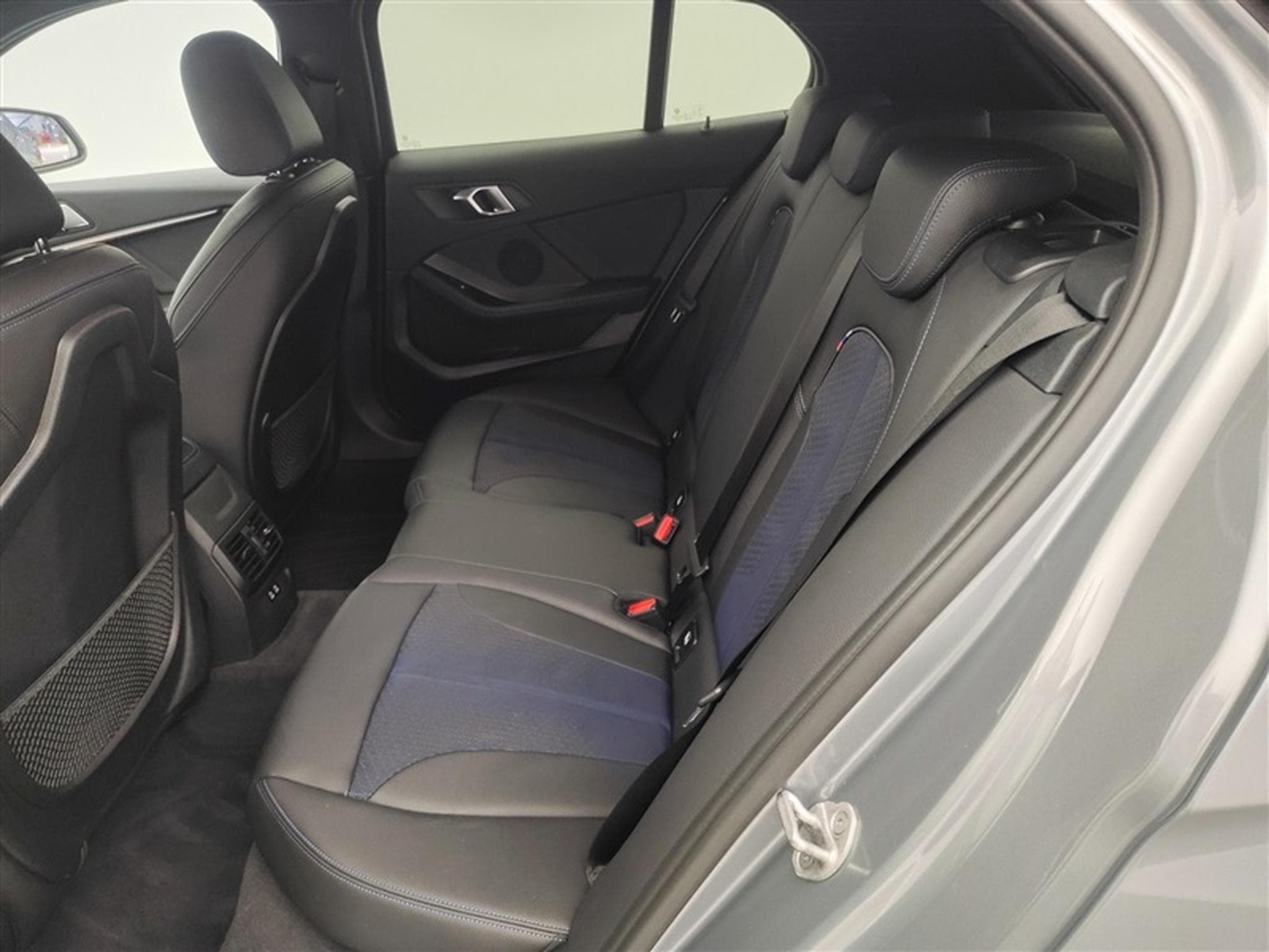 BMW 118 118iA Pack M NAVI / FULL LED / CUIR PARTIEL / CAMERA / JA18 (2023) - Photo 14