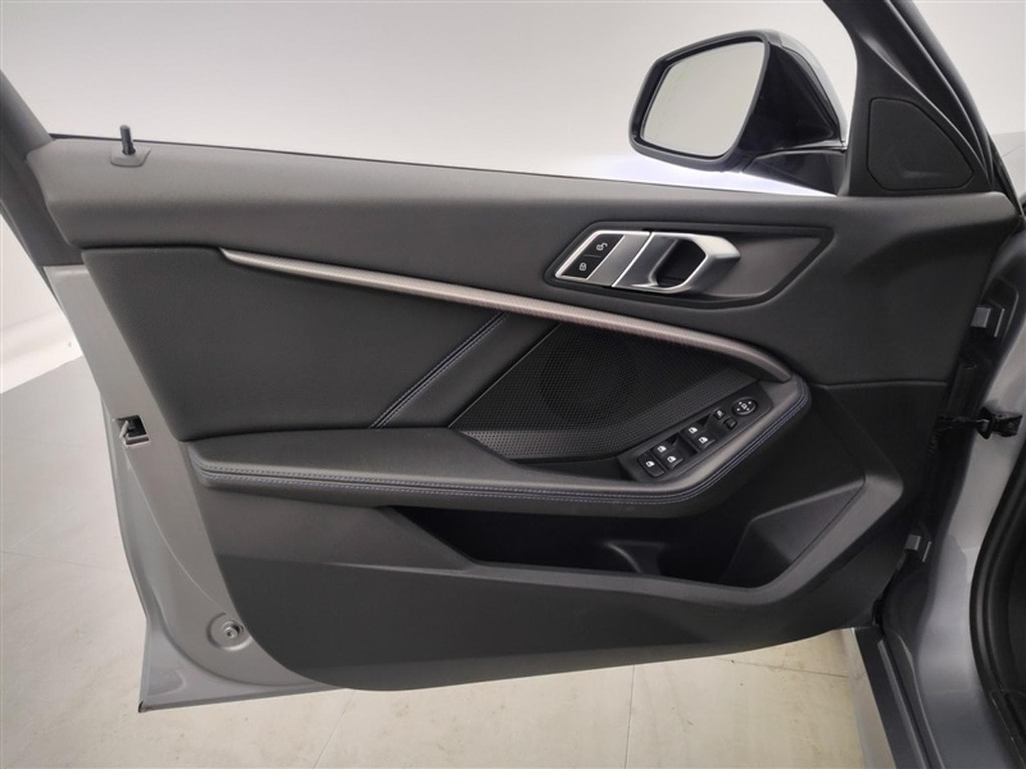 BMW 118 118iA Pack M NAVI / FULL LED / CUIR PARTIEL / CAMERA / JA18 (2023) - Photo 18