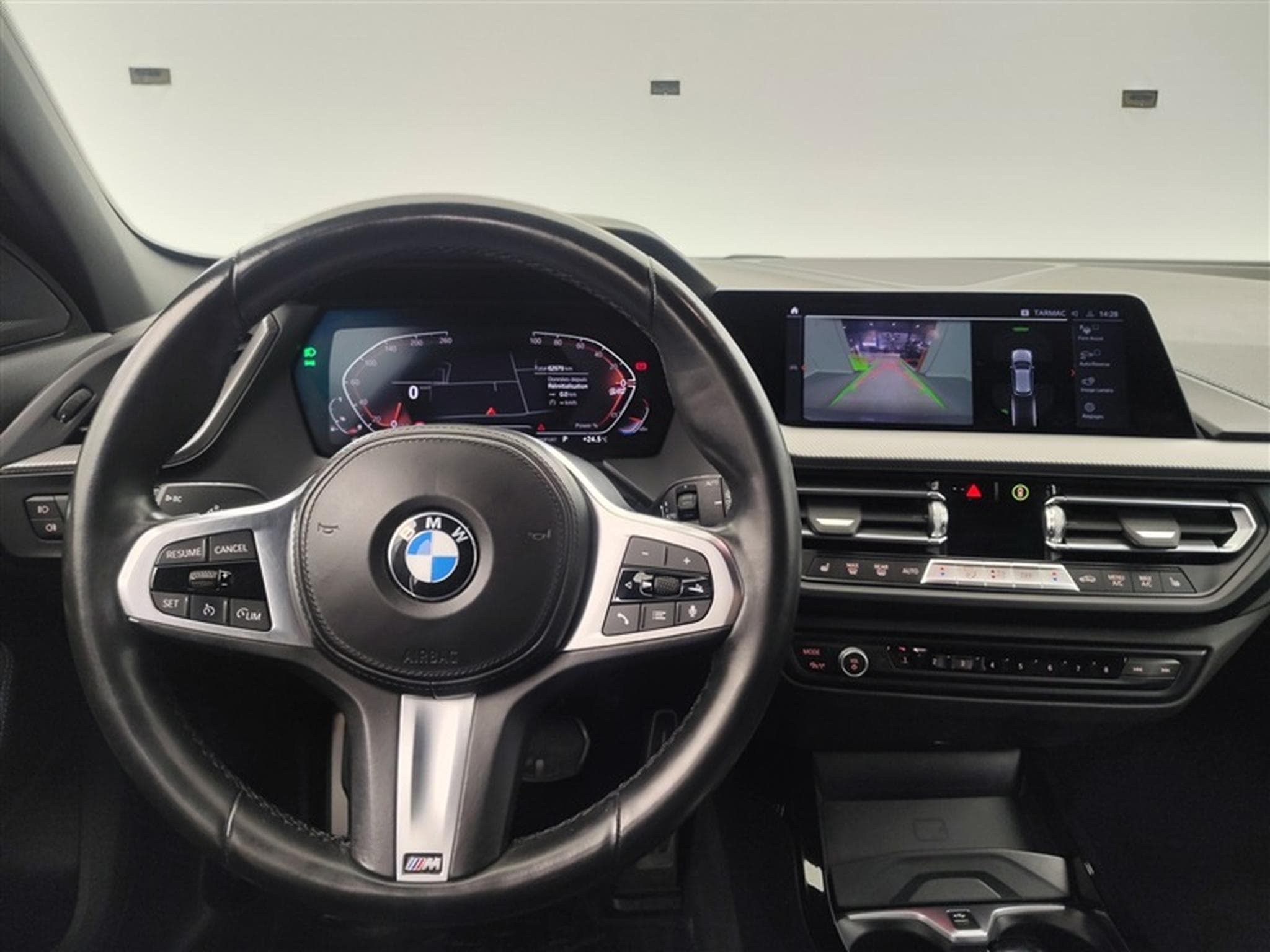 BMW 118 118iA Pack M NAVI / FULL LED / CUIR PARTIEL / CAMERA / JA18 (2023) - Photo 9