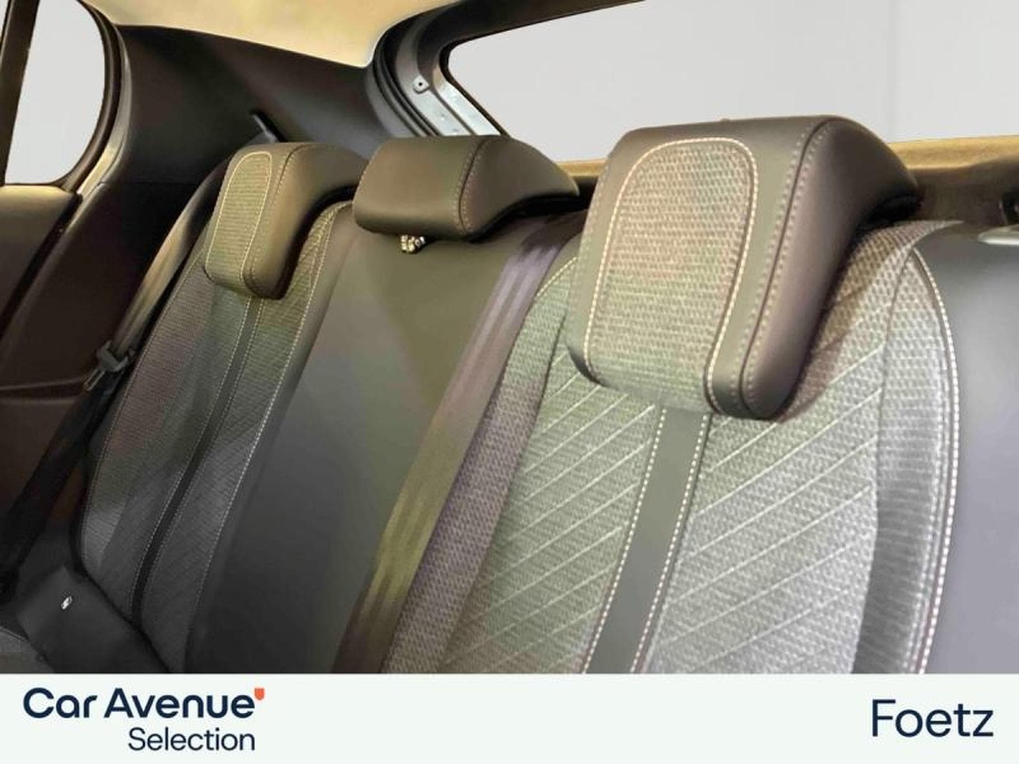 PEUGEOT 208 1.2 Hybrid 145ch Allure e-DCS6 (2025) - Photo 9