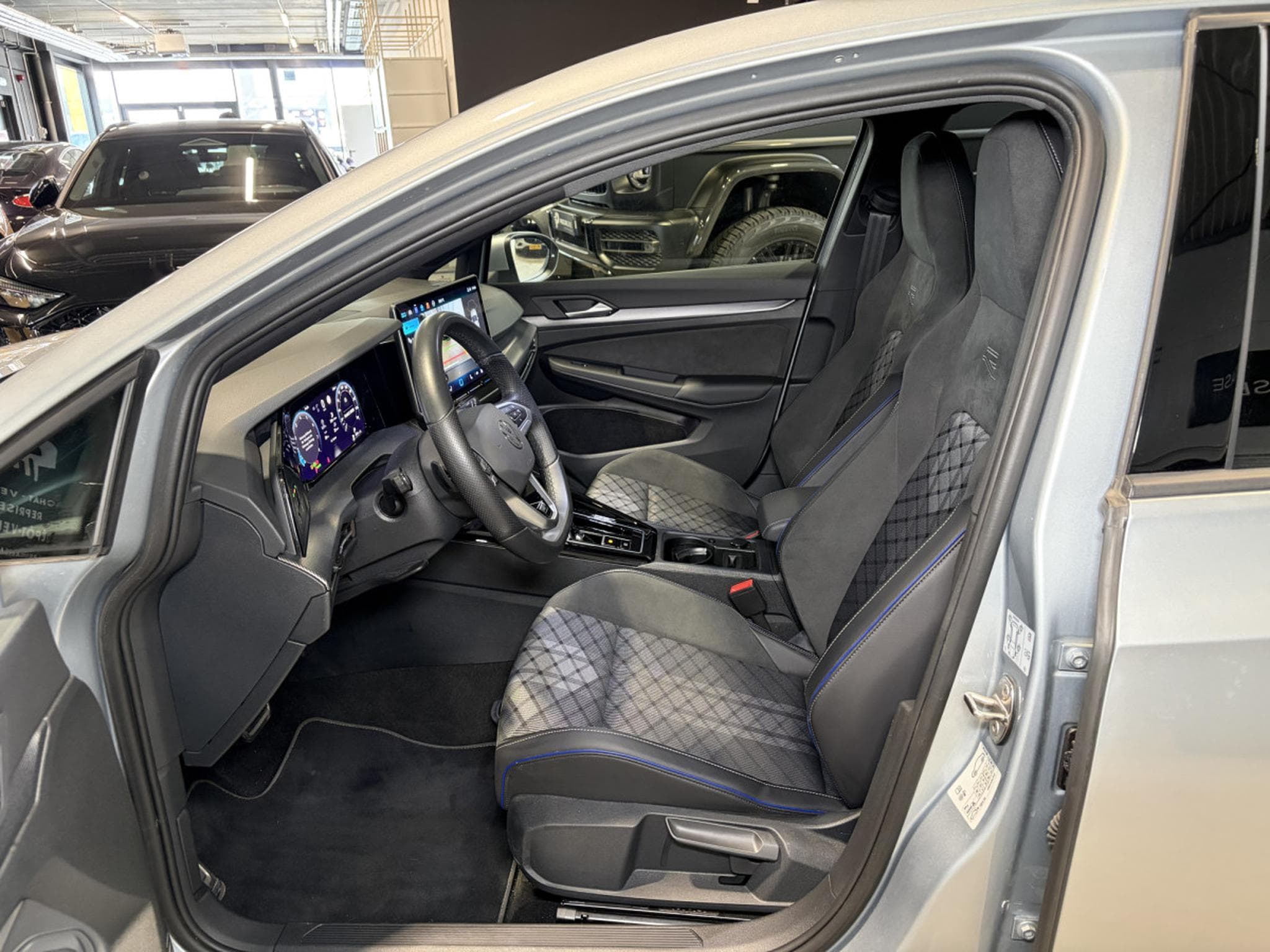 VW Golf Golf VIII Lim. 1.5 eTSI R-Line (2025) - Photo 10