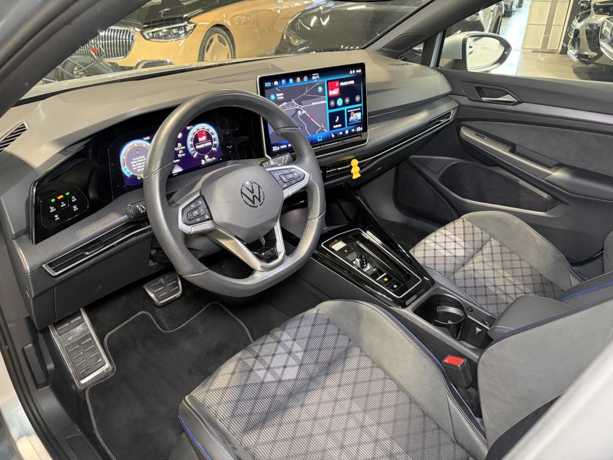VW Golf Golf VIII Lim. 1.5 eTSI R-Line (2025) - Photo 11