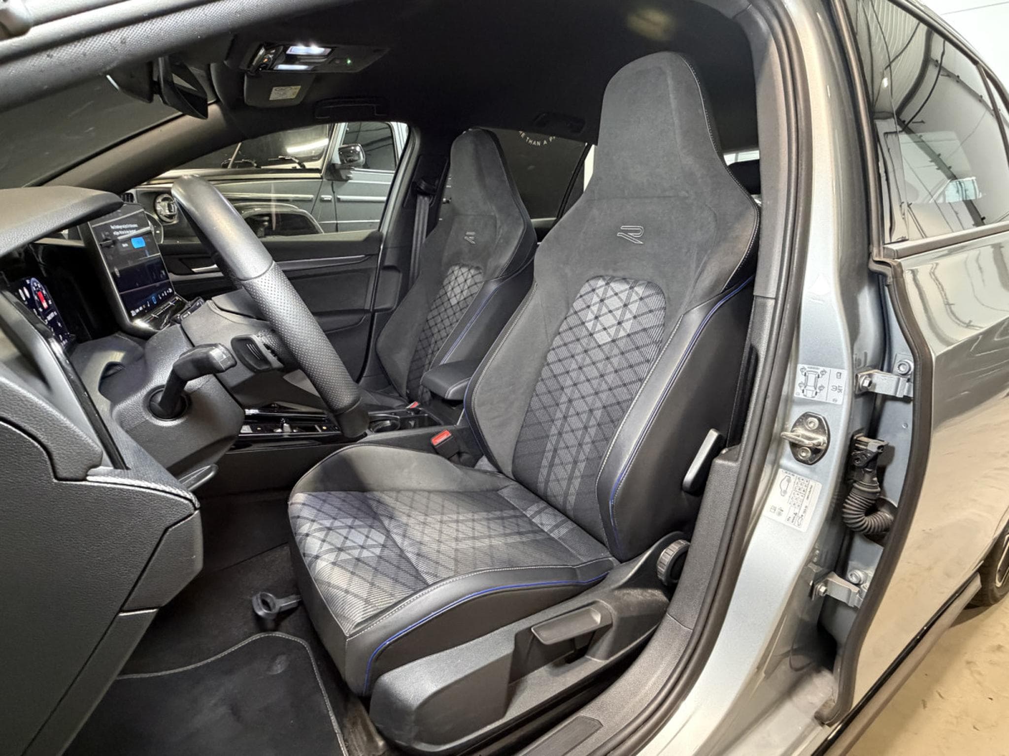 VW Golf Golf VIII Lim. 1.5 eTSI R-Line (2025) - Photo 12