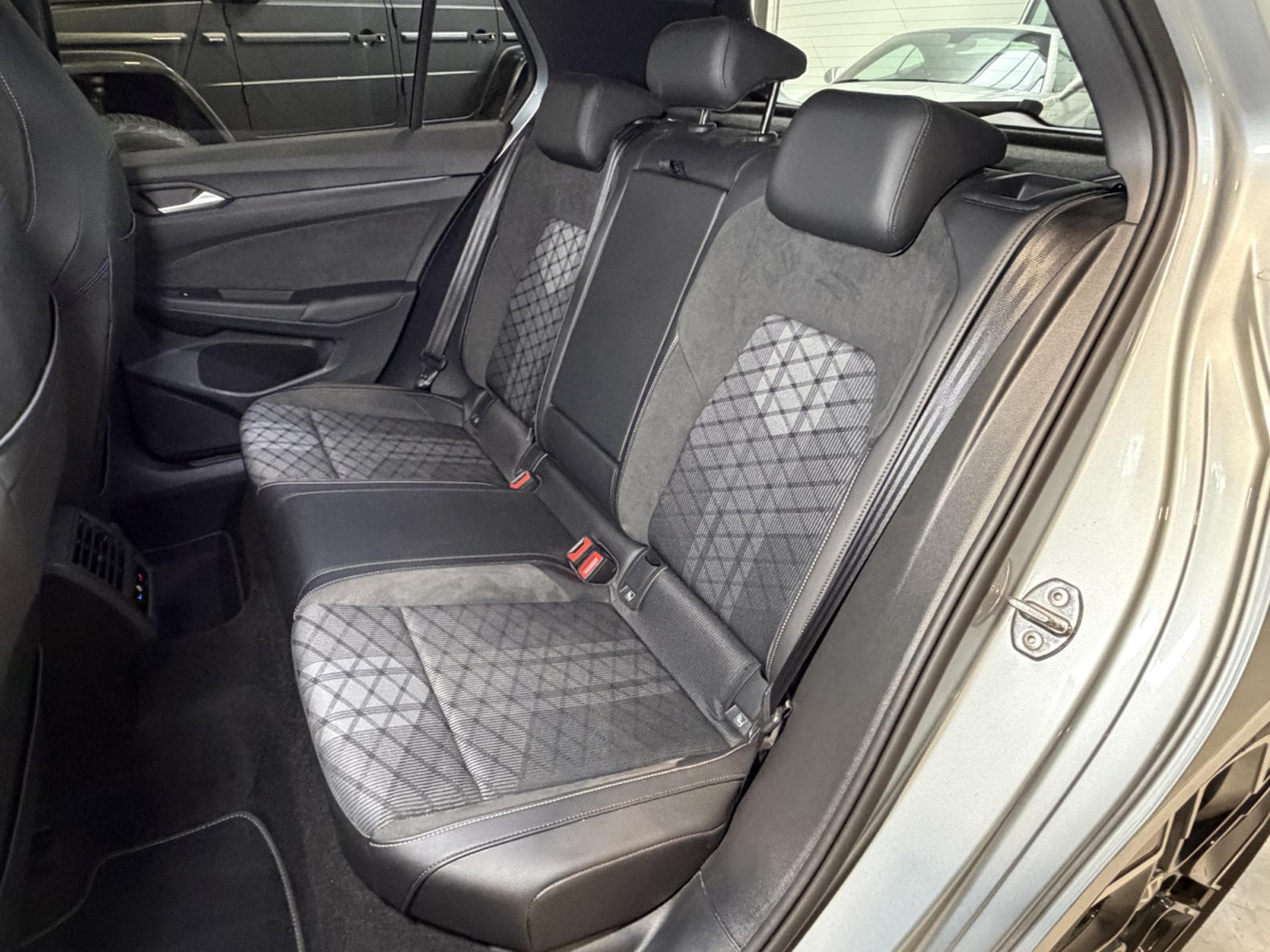 VW Golf Golf VIII Lim. 1.5 eTSI R-Line (2025) - Photo 17