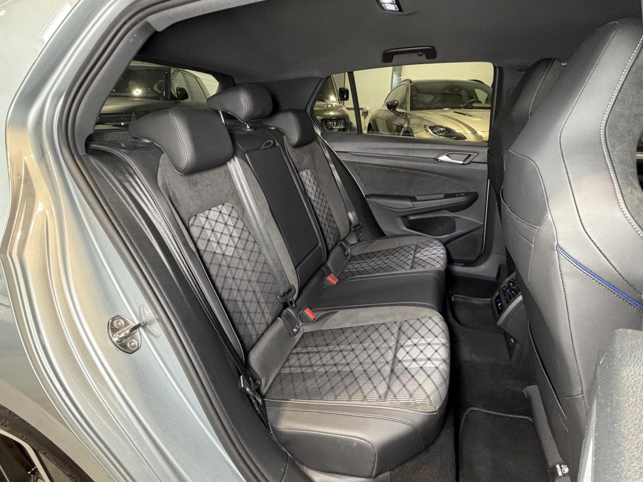 VW Golf Golf VIII Lim. 1.5 eTSI R-Line (2025) - Photo 23