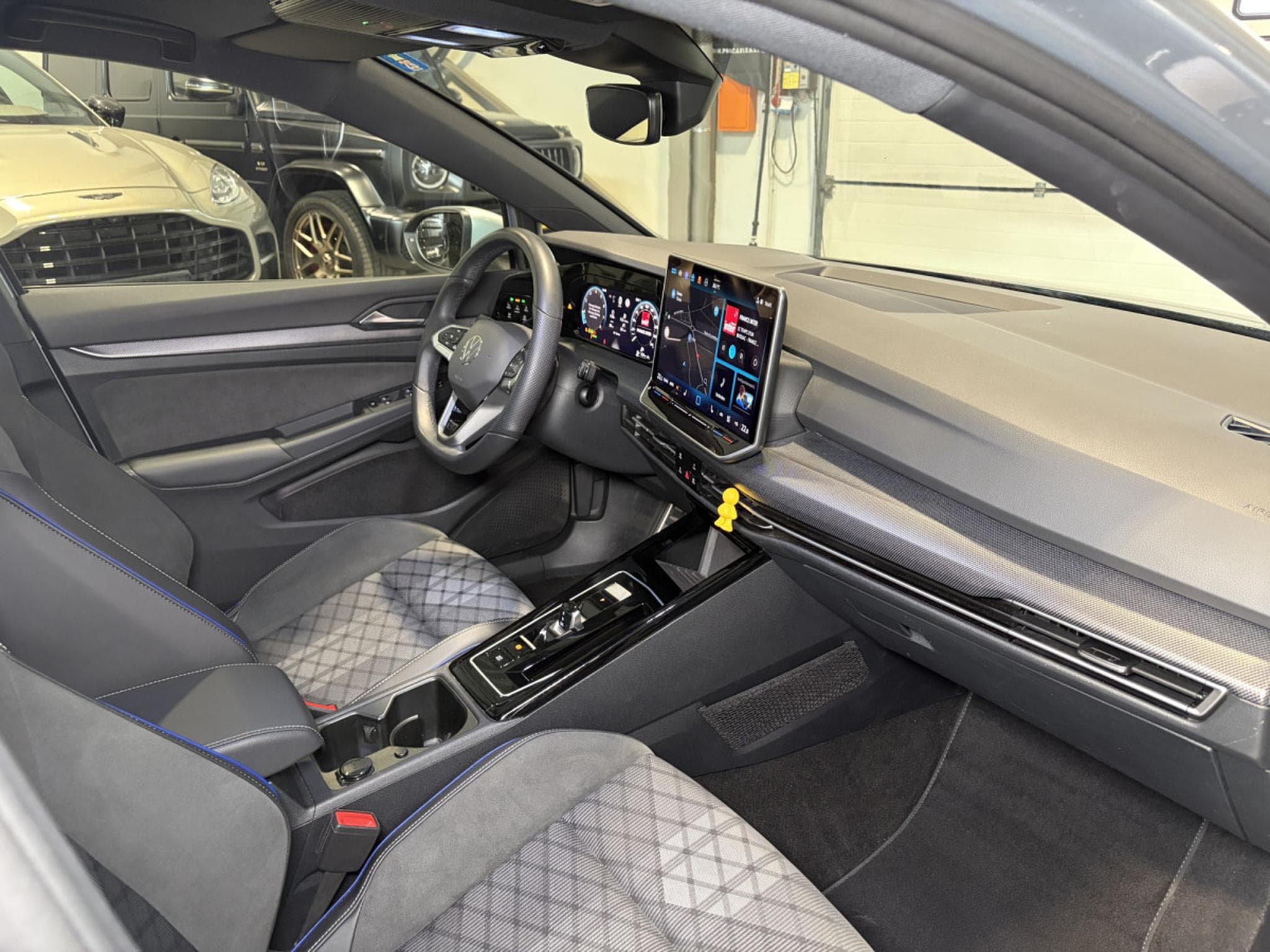 VW Golf Golf VIII Lim. 1.5 eTSI R-Line (2025) - Photo 24
