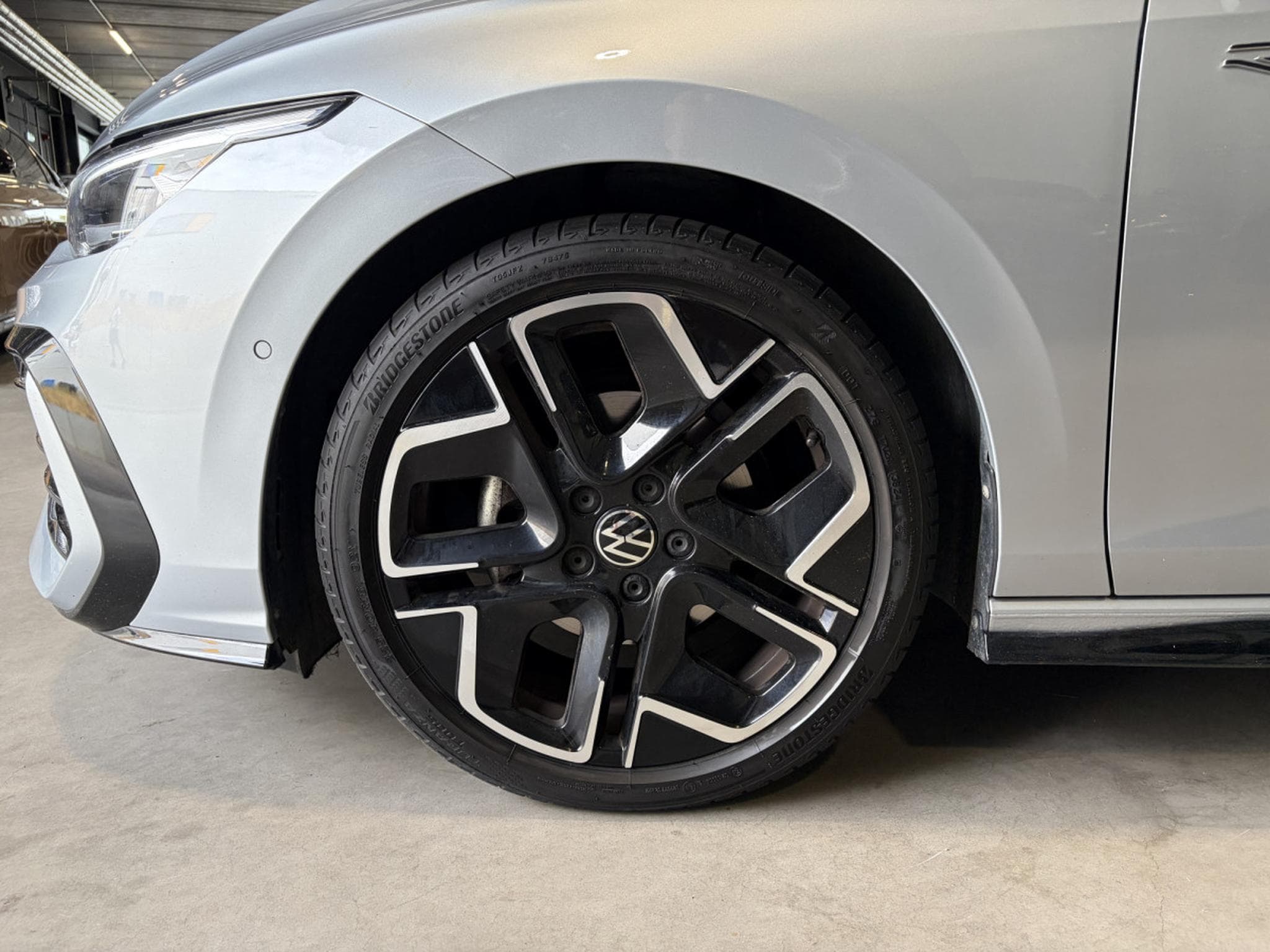 VW Golf Golf VIII Lim. 1.5 eTSI R-Line (2025) - Photo 9