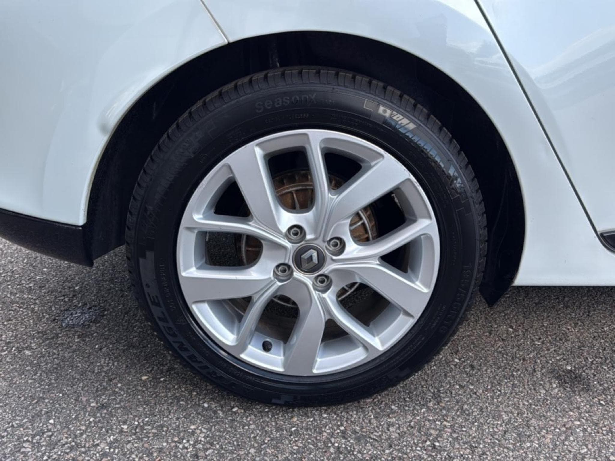 Renault CLIO IV ESTATE 0.9 TCE 90 ENERGY LIMITED (2019) - Photo 14