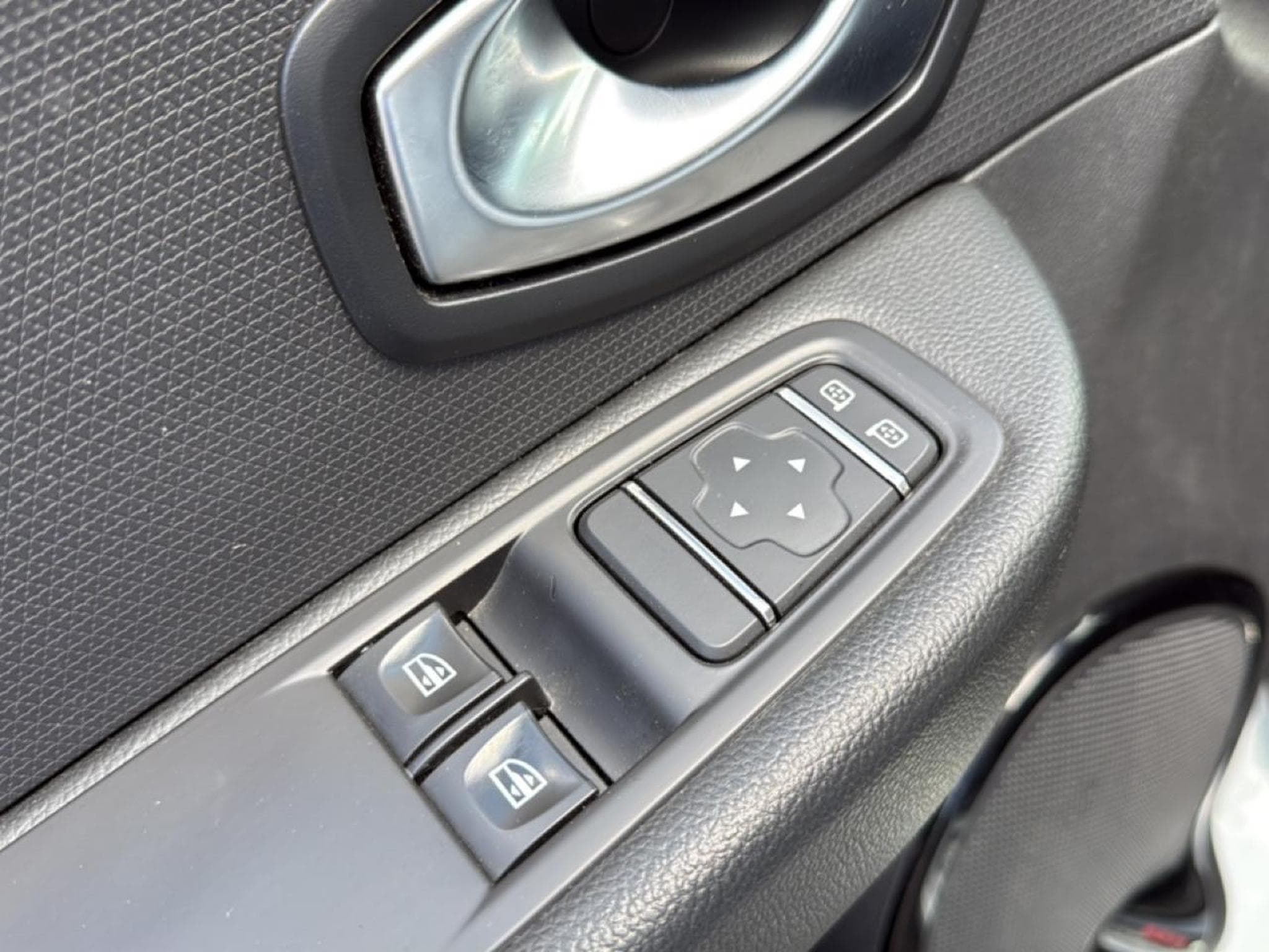 Renault CLIO IV ESTATE 0.9 TCE 90 ENERGY LIMITED (2019) - Photo 17