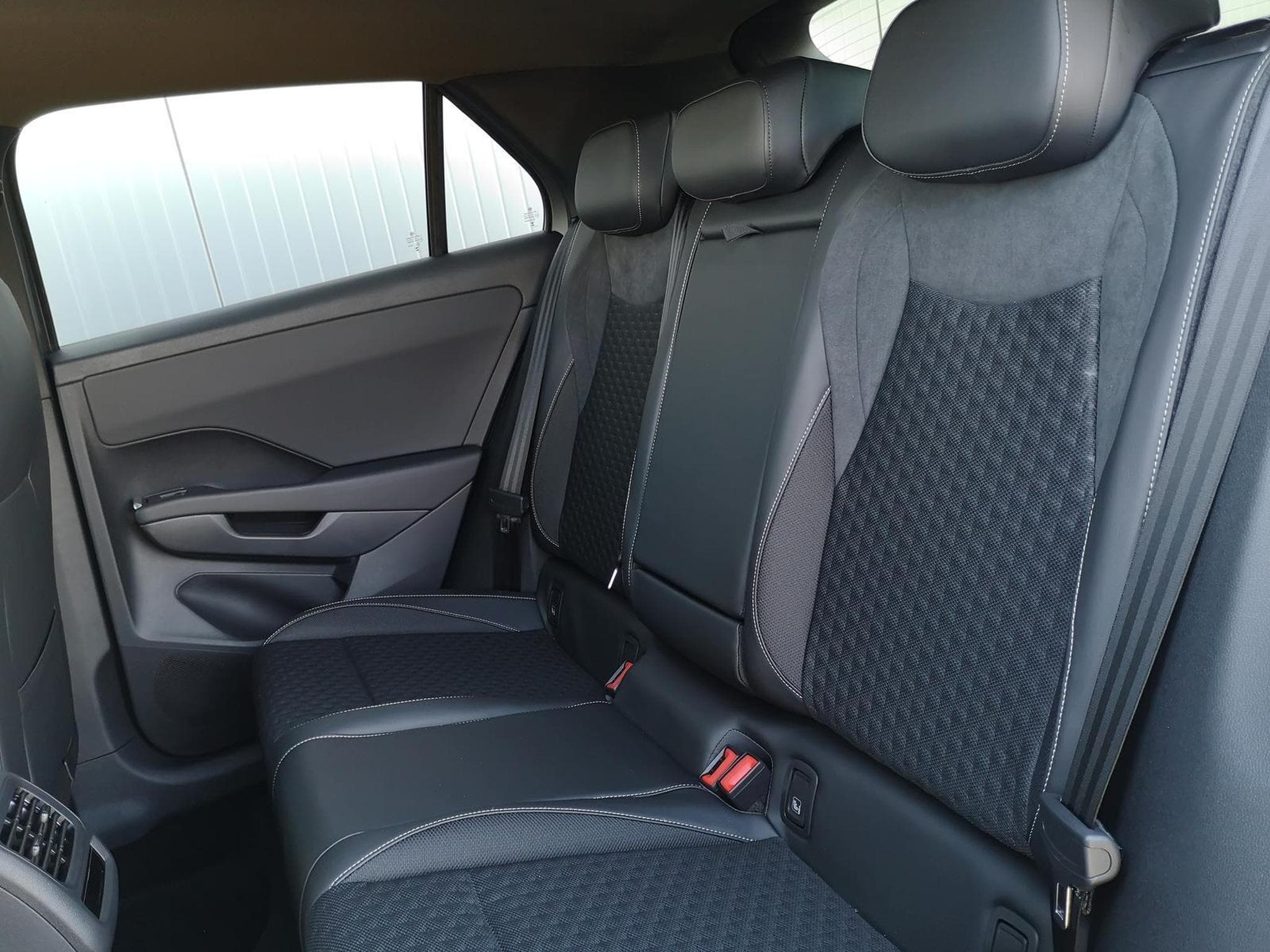 VW T-Roc 1.5 eTSI 110 kW R-Line (2026) - Photo 9