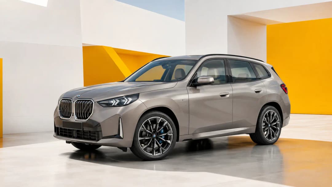 BMW X3 stationné devant une architecture contemporaine