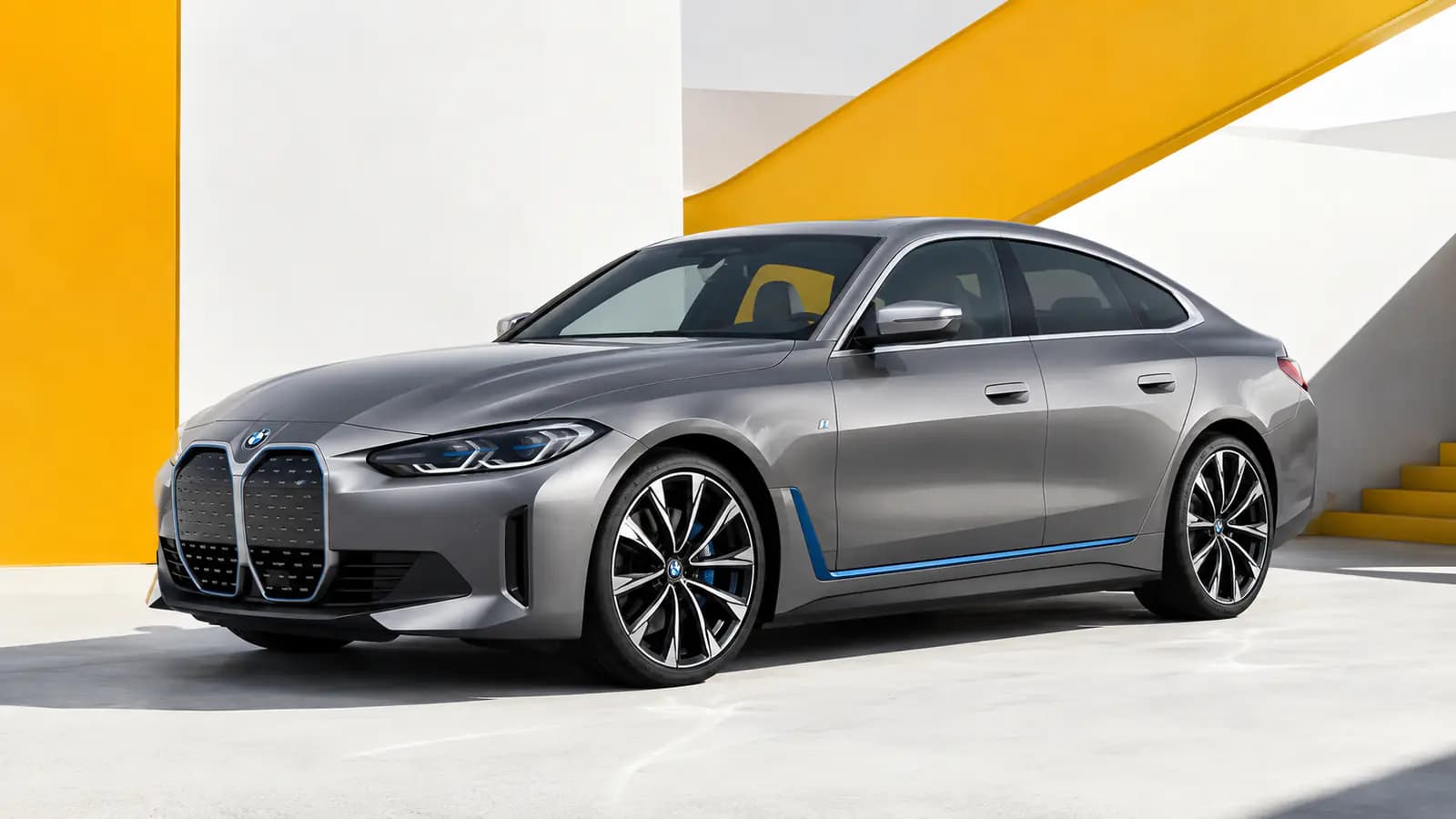 BMW i4 électrique dans un environnement urbain moderne