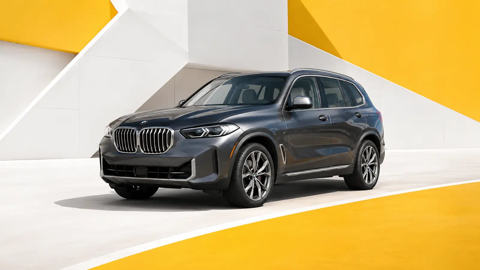 BMW X5 roulant sur une route panoramique au Luxembourg