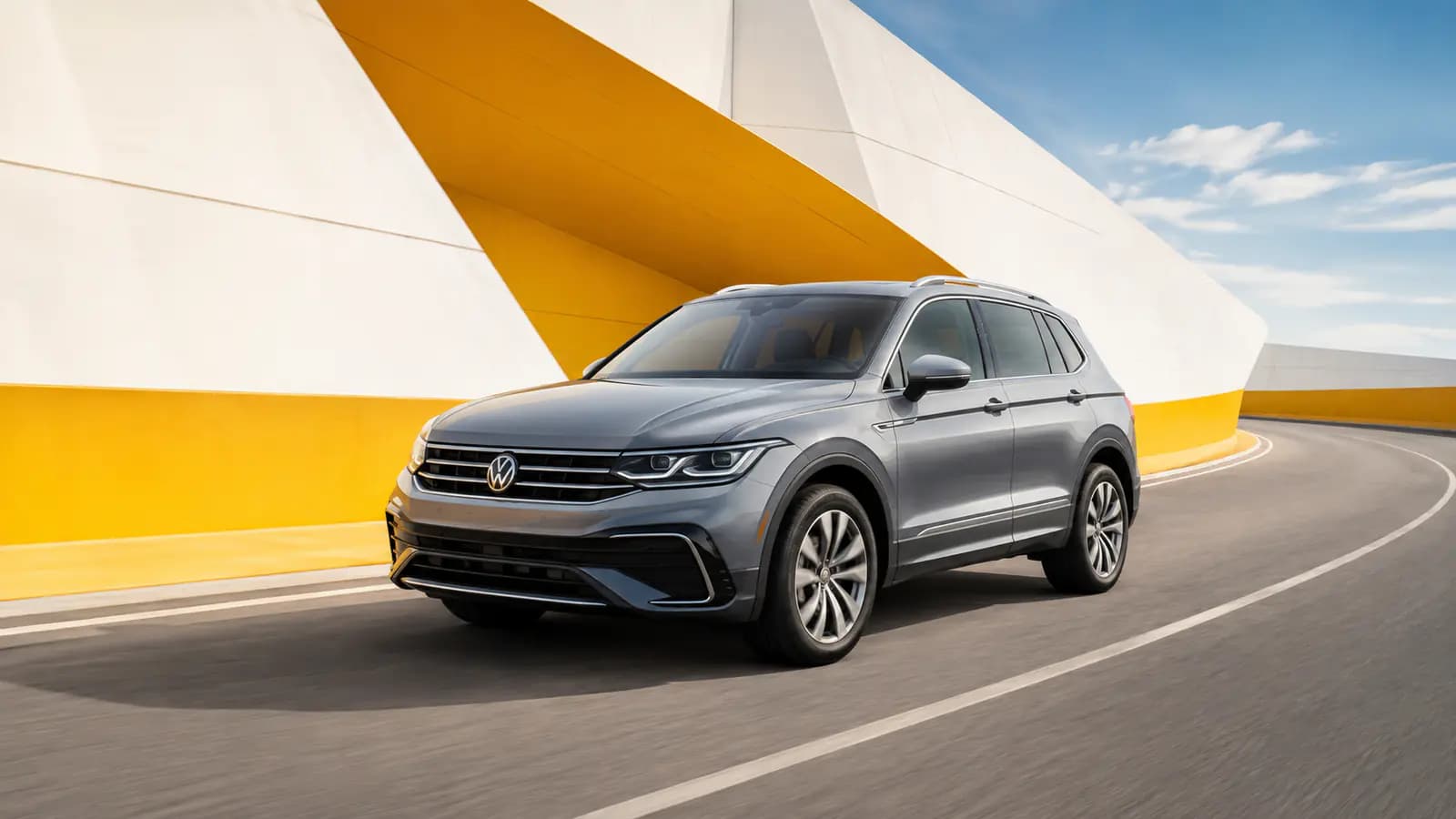 Volkswagen Tiguan roulant sur une route panoramique au Luxembourg