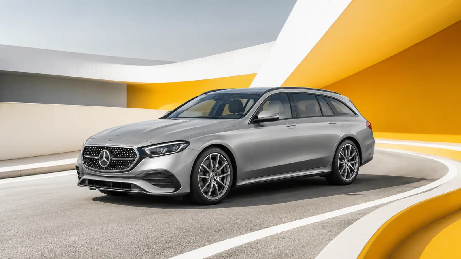 Mercedes Classe E Break roulant sur une route panoramique au Luxembourg