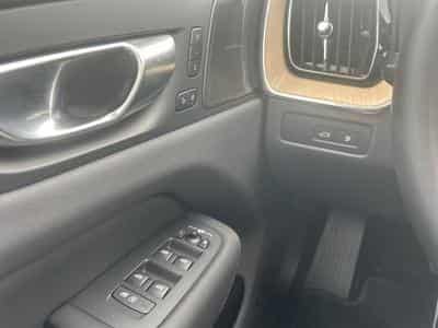 Volvo XC60 FACELIFT T6 Plus Dark / Hybride KIT HIVER INCLUS (2025) - Photo 14