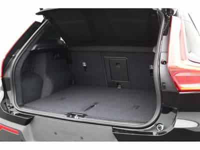 Volvo XC40 2.0 B4 MHD 197 Black Edition (2026) - Photo 11