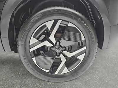 Peugeot 2008 1.2 Hybrid 145 E-DSC6 GT (2025) - Photo 6