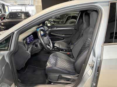 VW Golf Golf VIII Lim. 1.5 eTSI R-Line (2025) - Photo 10