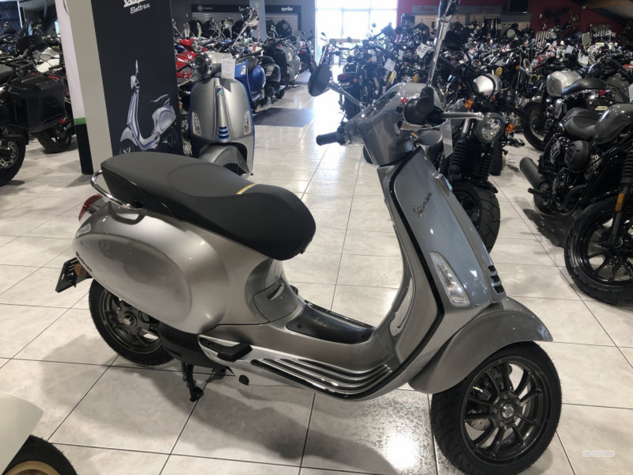 Grey Vespa Elettrica used, fuel Electric and Automatic gearbox, 6.144 ...